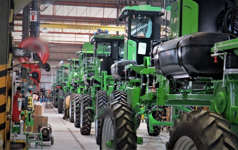 Rij landbouwmachines in de werkplaats van een mechanisatiebedrijf.